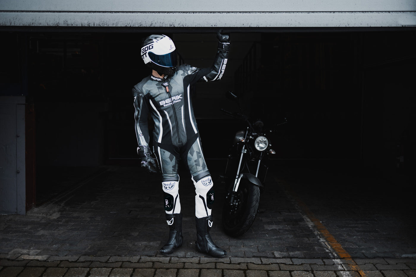 Berik Camo Track Costume en cuir de moto perforé une pièce